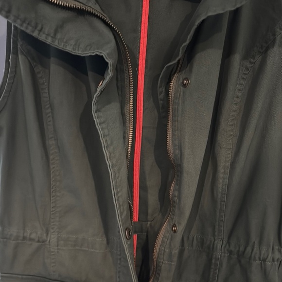 Green Quilted Utility Vest for Versatile Layering - Picture 5 of 8